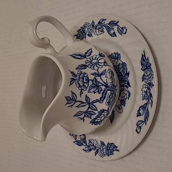 Vintage Royal Wessex England Creamer with Underplate - Picture 2 of 16